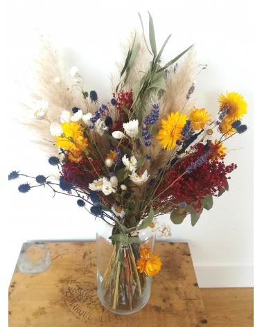 Bouquet de fleurs séchées tout coloré en bleu, jaune et rouge