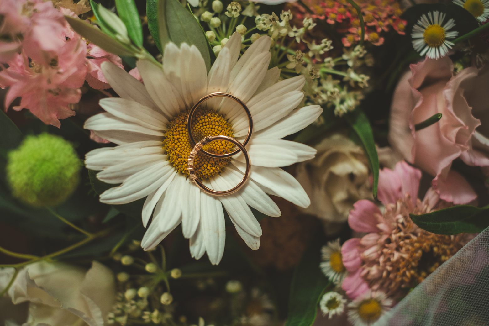 Fleuriste-Mariage-champêtre-alliances
